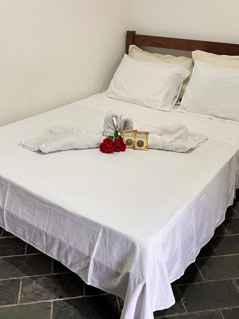 Quarto de casal com cama arrumada