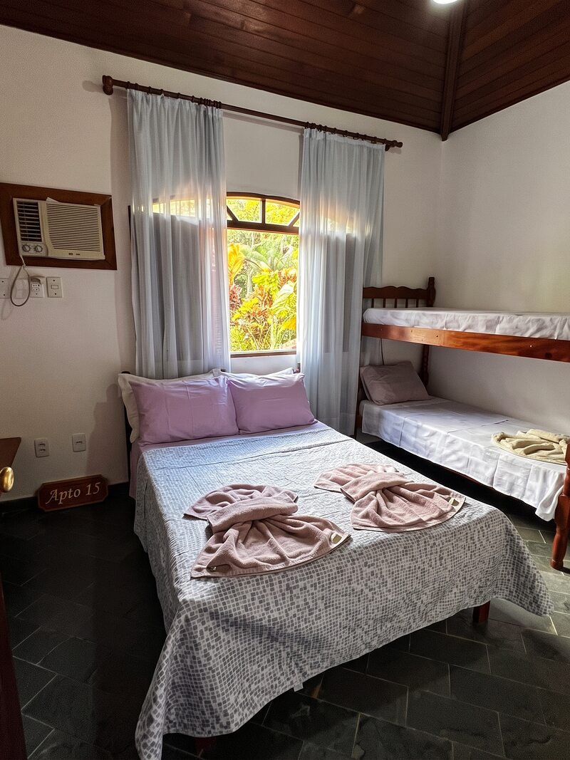 Quarto família com cama de casal e beliche