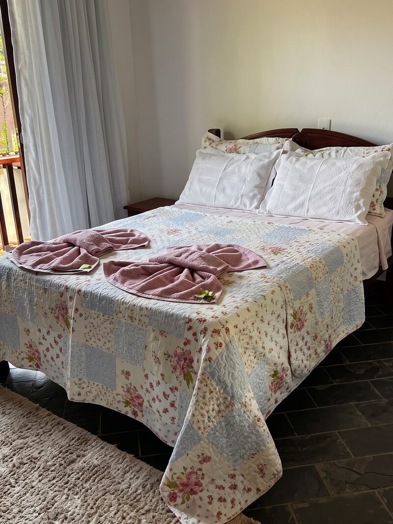 Quarto de casal com porta para a varanda
