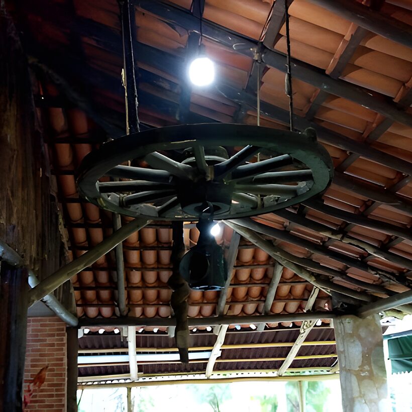 Varanda com telhado de madeira aparente